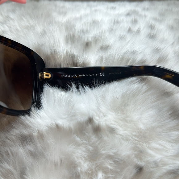 Prada Sunglasses EUC OBO They need a 🆕 🏠! - Picture 7 of 7